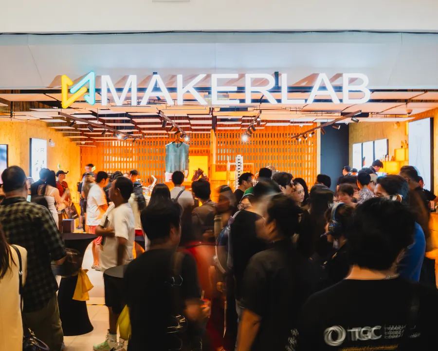Crowd at the Makerlab store